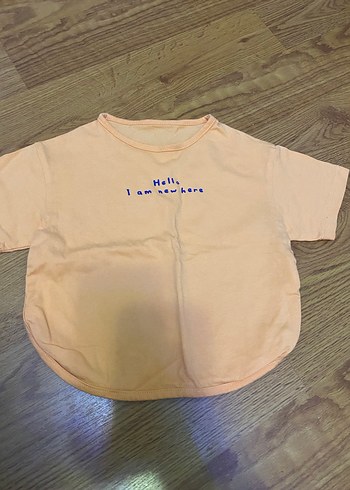 Turuncu tshrt ve ev çorabı - Görsel 3