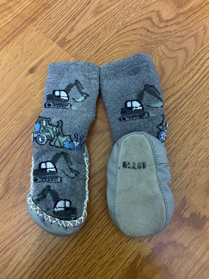 Turuncu tshrt ve ev çorabı - Görsel 4