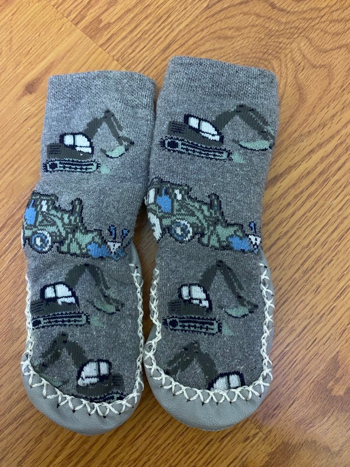 Turuncu tshrt ve ev çorabı - Görsel 5