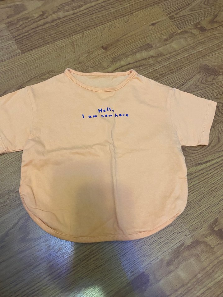 Turuncu tshrt ve ev çorabı - Görsel 3