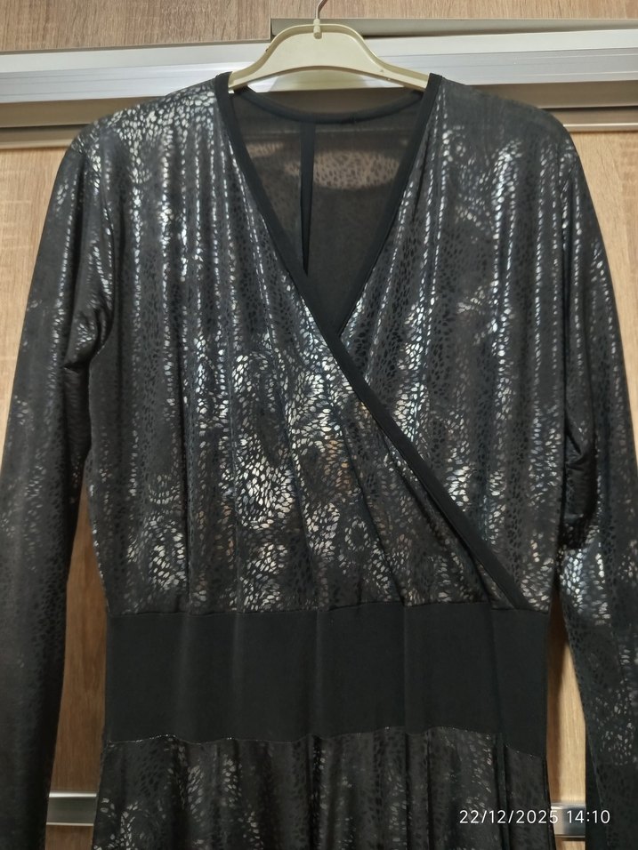 Uzun Kollu Siyah Yılan Desenli Uzun Elbise - Görsel 2