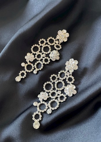 Uzun Çiçekli Gümüş Rengi Küpe - Görsel 2