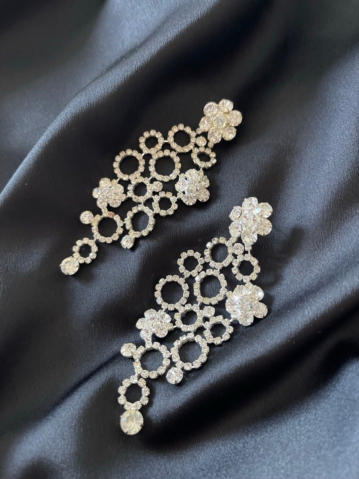 Uzun Çiçekli Gümüş Rengi Küpe - Görsel 2