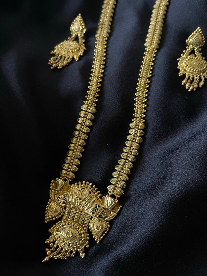 Uzun Zincir Detaylı Altın Renkli Kadın Kolye - Görsel 2