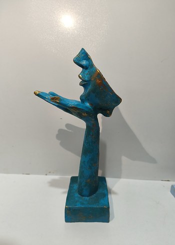 Turkuaz Renkli Yüz ve El Figürü - Görsel 3