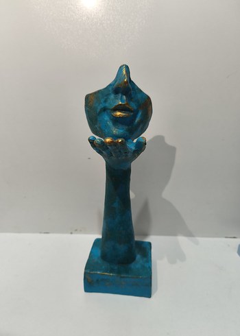 Turkuaz Renkli Yüz ve El Figürü - Görsel 2