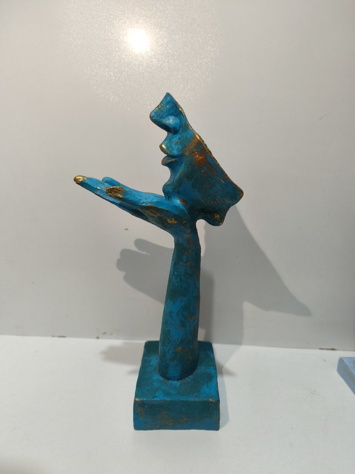 Turkuaz Renkli Yüz ve El Figürü - Görsel 3