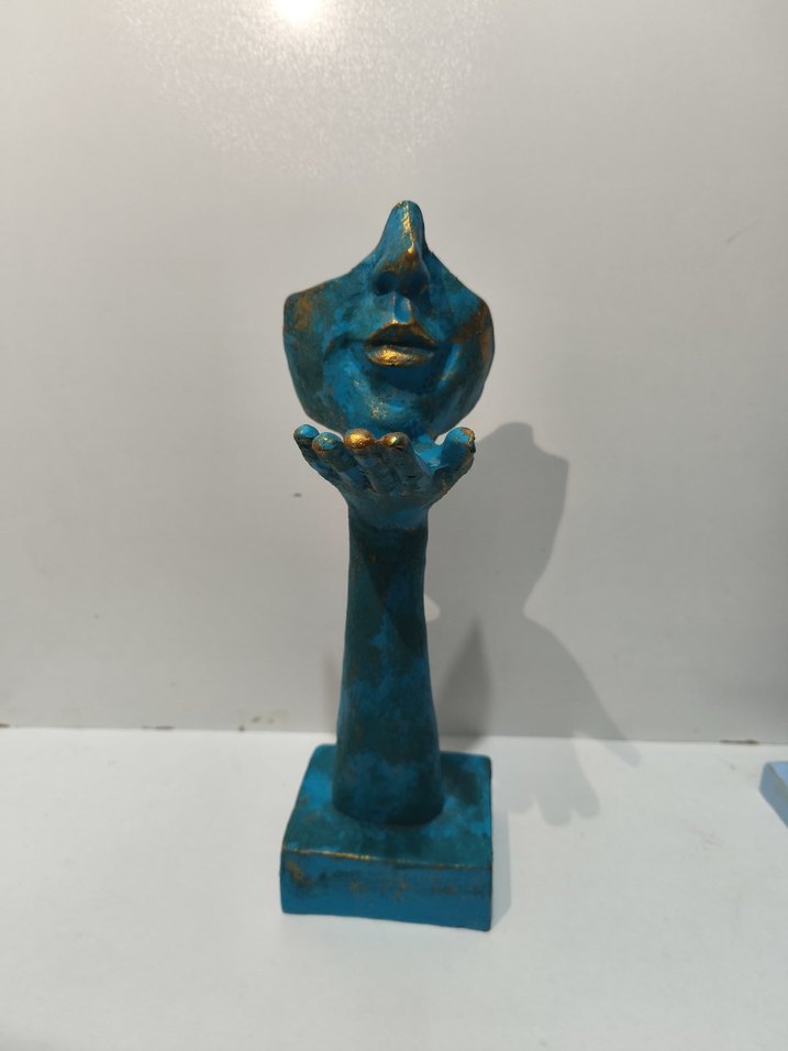 Turkuaz Renkli Yüz ve El Figürü - Görsel 2