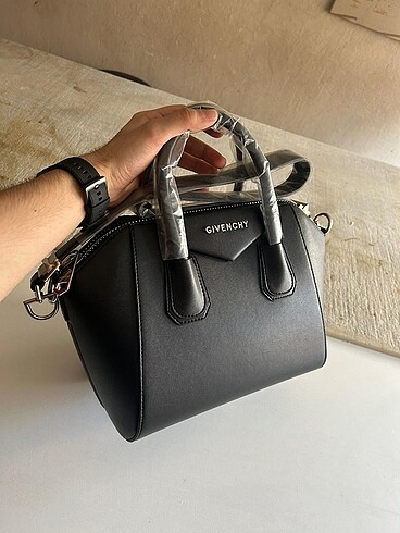 Givenchy kol çantası