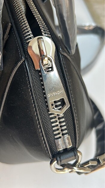  Beden Givenchy kol çantası