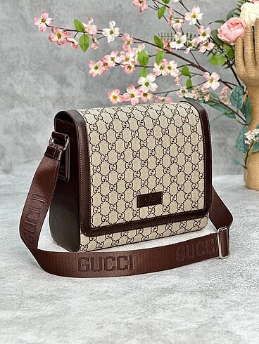 Gucci - GG Supreme flap messenger