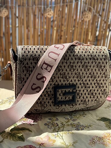 Guess kol çantası