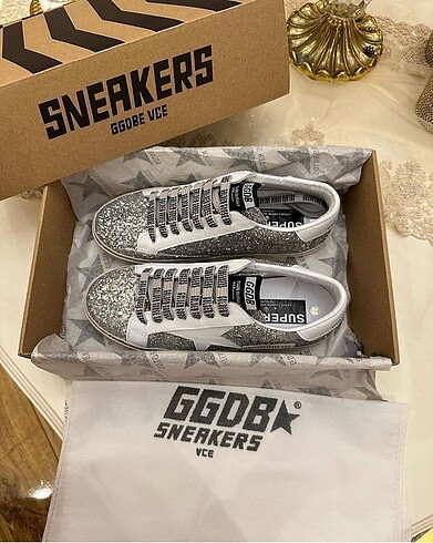 Golden Goose Deluxe Golden goose