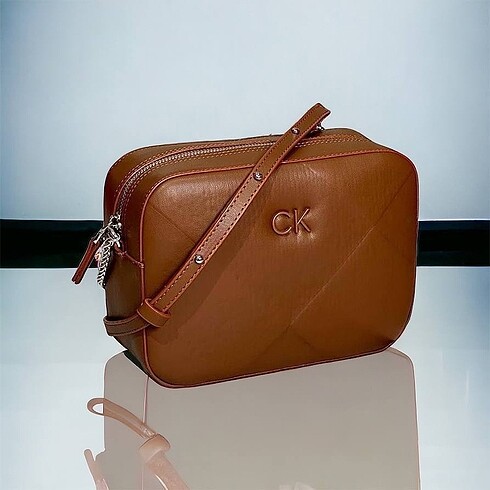 Beden ????Calvin Klein Re-lock Quilt mini Tote