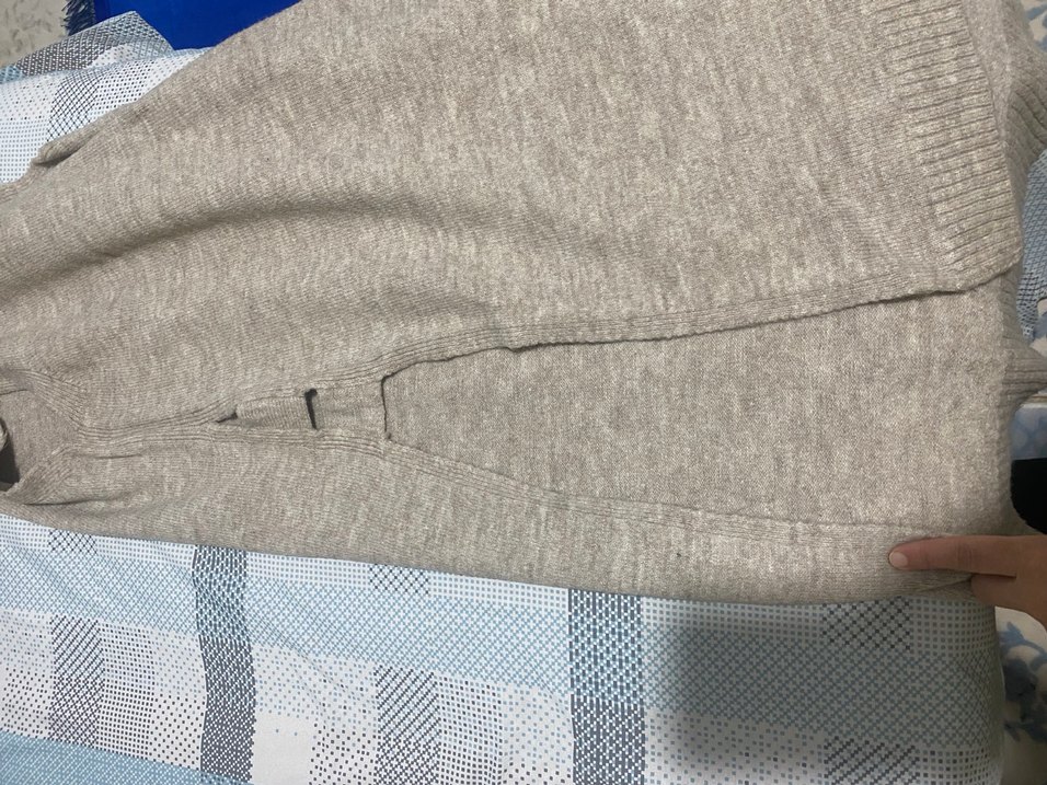 Bej gri tonlarında düz süveter - Görsel 2