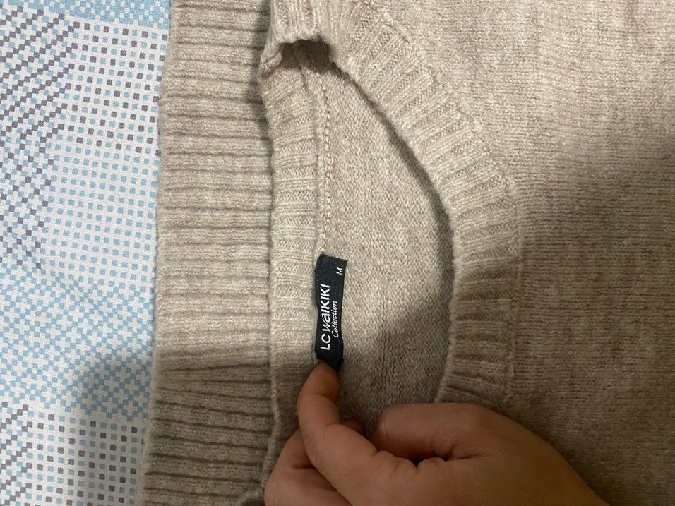 Bej gri tonlarında düz süveter - Görsel 3