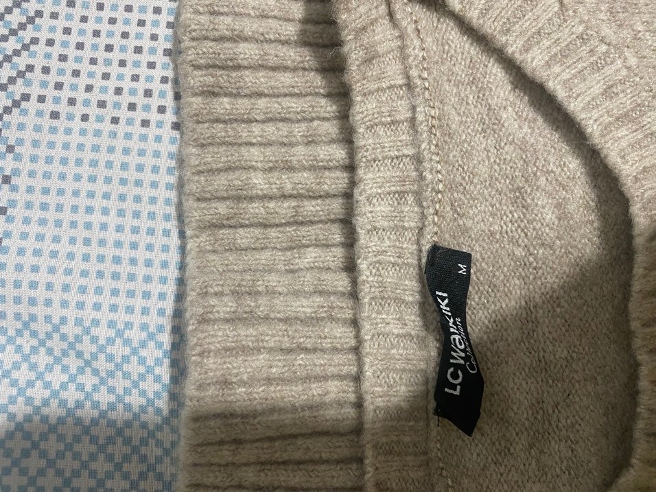 Bej gri tonlarında düz süveter - Görsel 4