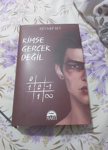 Kimse Gerçek Değil 