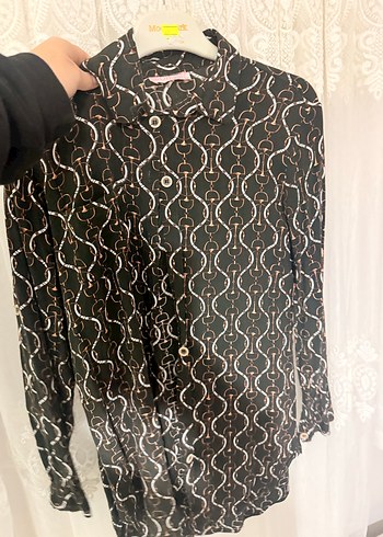 Zincir Detaylı Siyah Yılan Desenli Gömlek - Görsel 2