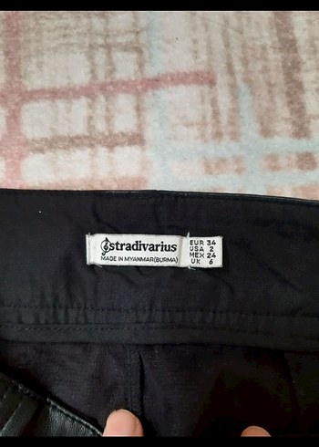 Fermuarlı Siyah Deri Kısa Pantolon