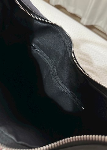 Pull and Bear Siyah Deri Fermuarlı Minimalist Çanta