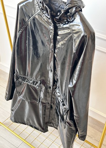 Parlak Siyah Uzun Kadın Yağmurluk - Görsel 4