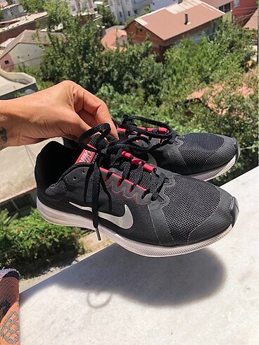 Siyah Nike yürüyüş ayakkabısı çok rahat