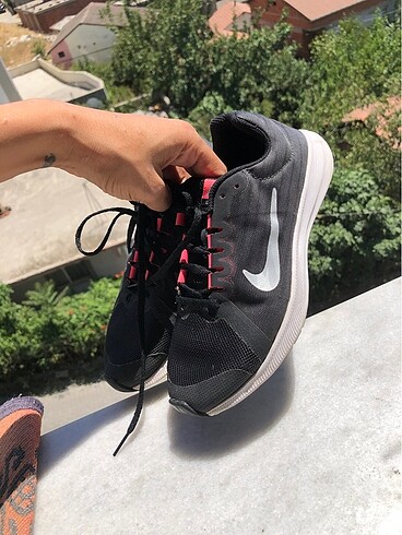 37,5 Beden Siyah Nike yürüyüş ayakkabısı çok rahat