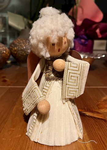 Beyaz Kumaş Elbise ve Ahşap Detaylı Bebek El Yapımı İthal - Görsel 4