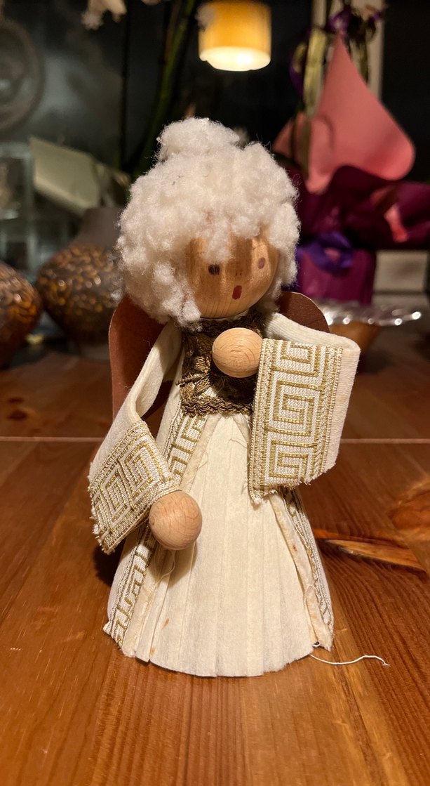 Beyaz Kumaş Elbise ve Ahşap Detaylı Bebek El Yapımı İthal - Görsel 4