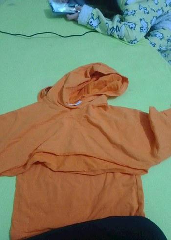 Turuncu Kapüşonlu ve Atletli - Görsel 2