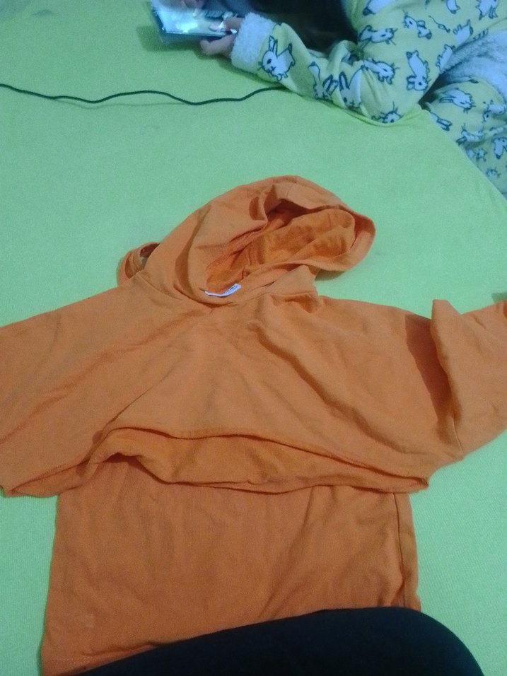 Turuncu Kapüşonlu ve Atletli - Görsel 2