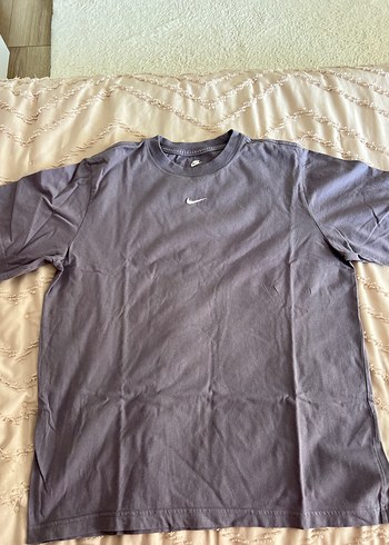 Nike Orijinal Nike Mini Swoosh Nakisli Leylak Gri Loose Fit Tisort