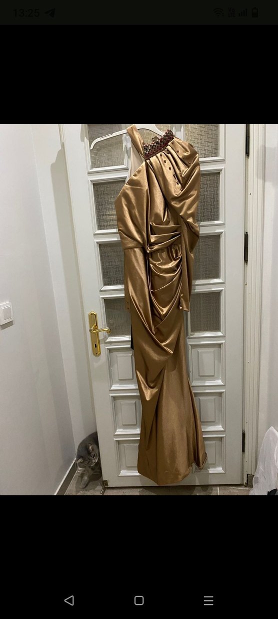Drapeli Uzun Altın Renkli Kadın Abiye Elbise - Görsel 5