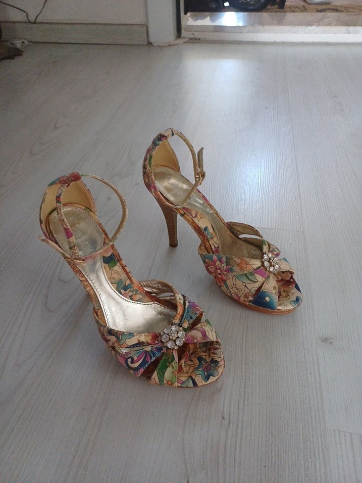 Çiçek Desenli Bohem Kadın Dolgu Topuklu Ayakkabı - Görsel 4
