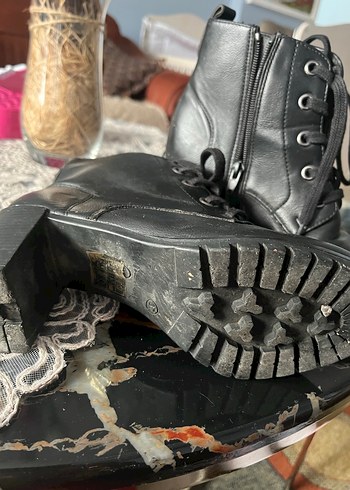 Siyah Deri Blok Topuklu Bağcıklı Bot - Görsel 2