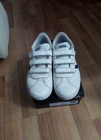 35 Beden beyaz Renk Adidas çocuk ayakkabısı 