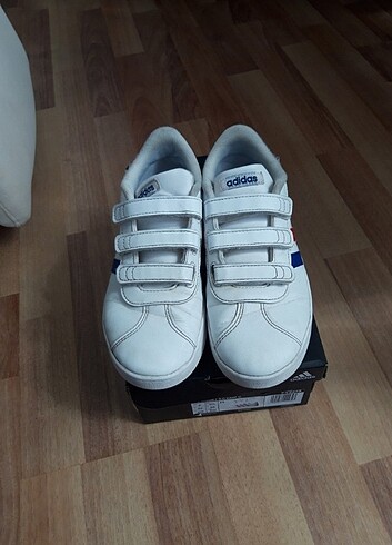 35 Beden beyaz Renk Adidas çocuk ayakkabısı