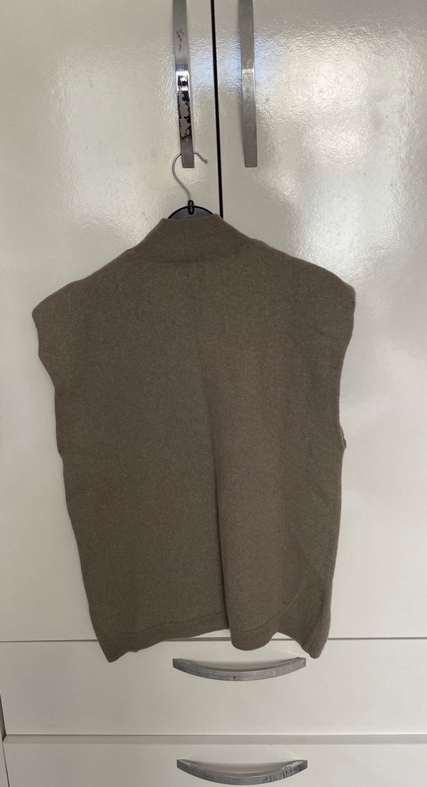 Kahverengi Yünlü Boğazlı Kolsuz Kazak - Görsel 3