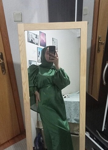 Yeşil saten elbise