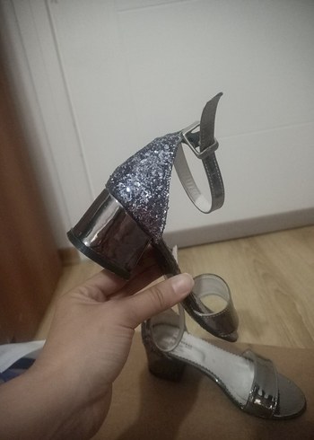 31 Beden Diger Gri Metalik Topuklu Kadın Sandalet
