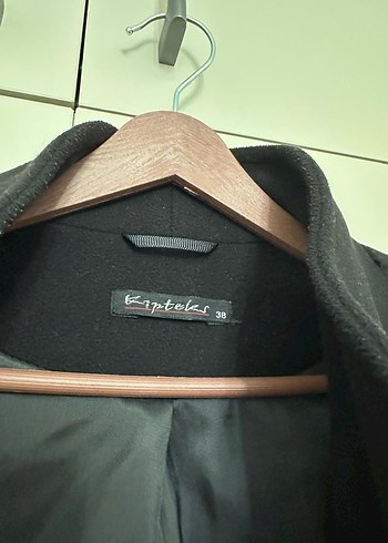 Düğmeli Siyah Kaban - Görsel 2