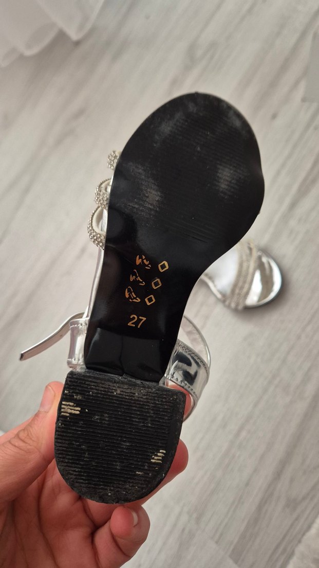 Kız Çocuk Altın Renkli Yılan Desenli Topuklu Ayakkabı - Görsel 3