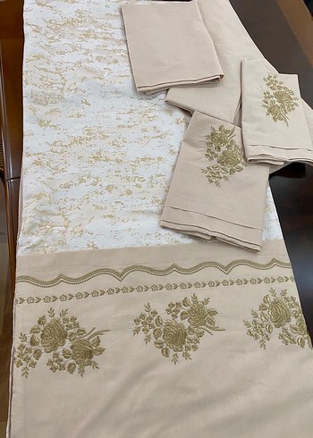 İşlemeli Beyaz Yatak Örtüsü - Görsel 2