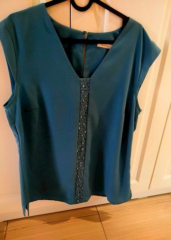 Kemerli Turkuaz V Yaka Kolsuz Bluz - Görsel 3