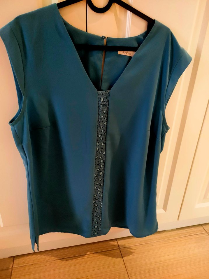 Kemerli Turkuaz V Yaka Kolsuz Bluz - Görsel 3