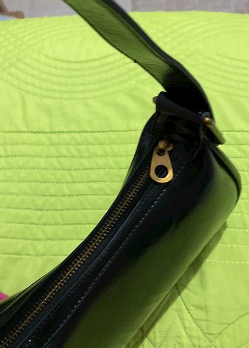 Pull and Bear Tokalı Siyah rugan Kadın Çantası