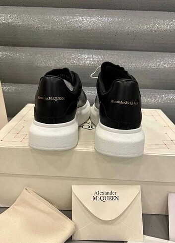 Alexander McQueen ????