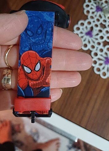 Diğer Marvel projeksiyonlu saat