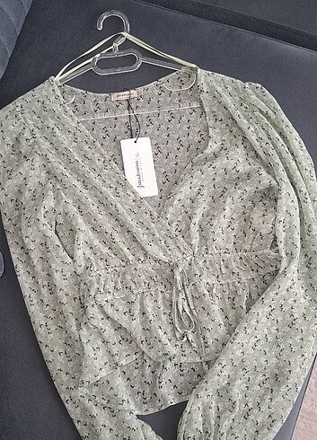 Stradivarius Stradivarius marka xs beden çiçek desenli su yeşili bluz